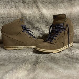 Nike Women's High-Top Athletic Shoes Brown with Navy Laces